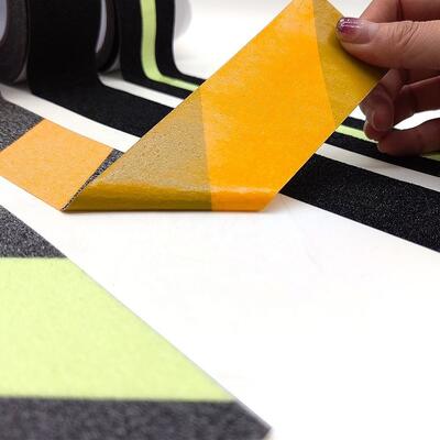 Endüstriyel Merdiven Yürüyüşü Koruma Çözümü Kaymaz Zemin Tepesi Güçlü çekiş yüzeyi